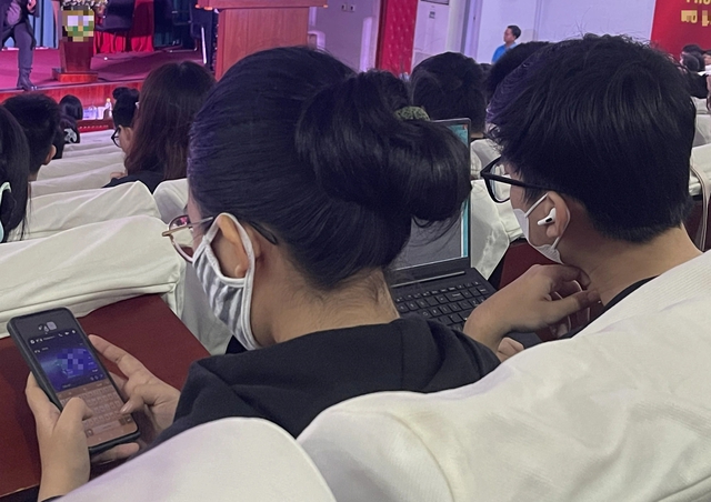 Công an khuyến cáo đừng để mạng xã hội điều khiển bạn.