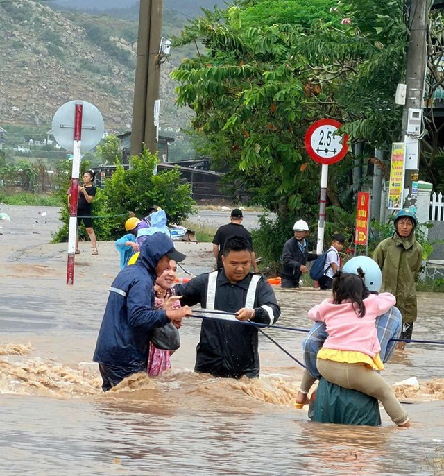 Nhiều khu vực ở Khánh Hòa ngập cục bộ sau mưa lớn - Ảnh 1.