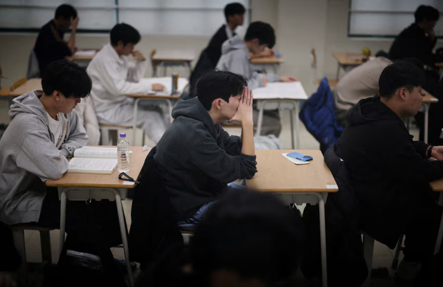 Quan chức Hàn Quốc từ chức vì đề thi tiếng Anh đại học quá khó - Ảnh 1.