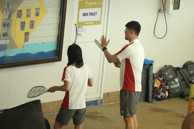 Nhà thi đấu SEA Games 33 đầy… muỗi, cả thầy lẫn trò đội tuyển bơi Singapore lại ‘khoái chí’ - Ảnh 3. Nhà thi đấu SEA Games 33 đầy… muỗi, cả thầy lẫn trò đội tuyển bơi Singapore lại ‘khoái chí’ - Ảnh 3.