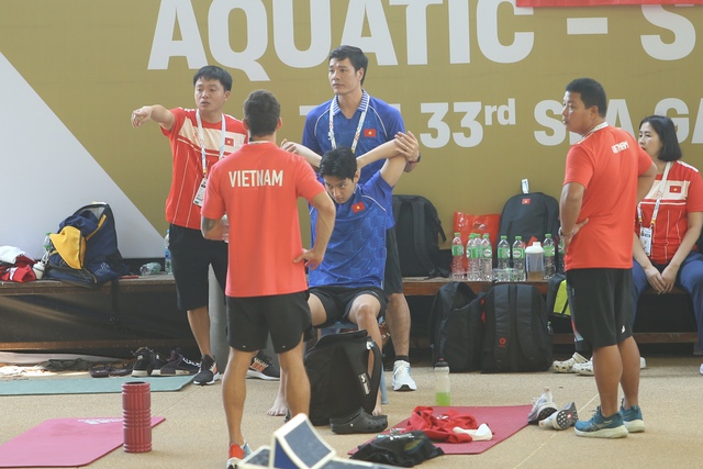 Nhà thi đấu SEA Games 33 đầy… muỗi, cả thầy lẫn trò đội tuyển bơi Singapore lại ‘khoái chí’ - Ảnh 6. Nhà thi đấu SEA Games 33 đầy… muỗi, cả thầy lẫn trò đội tuyển bơi Singapore lại ‘khoái chí’ - Ảnh 6.