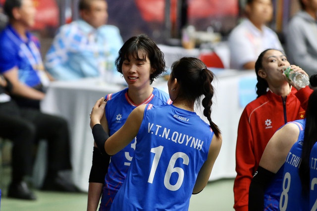 Những khoảnh khắc siêu đáng yêu của các cô gái bóng chuyền nữ Việt Nam, Như Quỳnh 'cực nhây'- Ảnh 3.