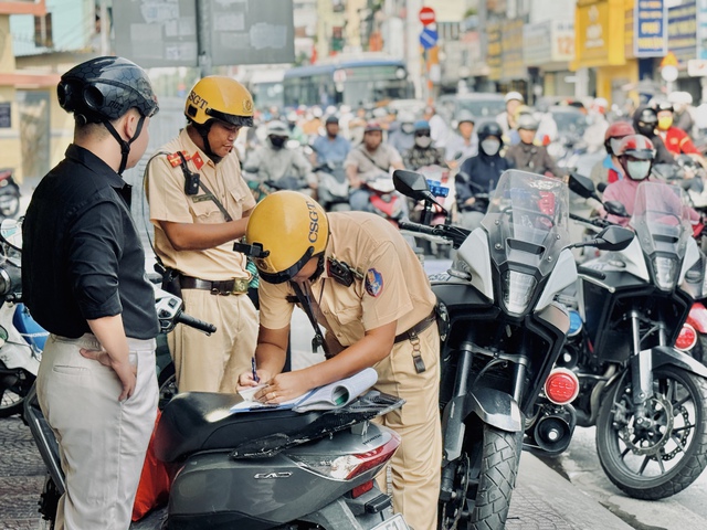 Đỗ xe máy trên vỉa hè bị CSGT phạt bao nhiêu? - Ảnh 1.