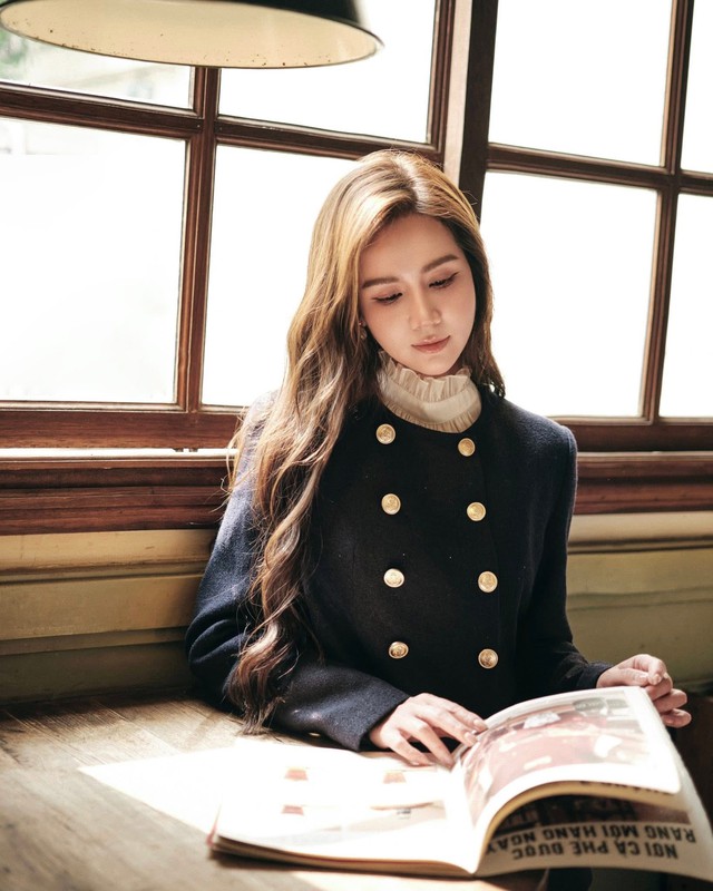 Phong cách gợi cảm của ‘nữ tổng tài’ màn ảnh nhỏ Phong cách gợi cảm của Huyền Lizzie: Nữ tổng tài thời trang hiện đại - Ảnh 1.