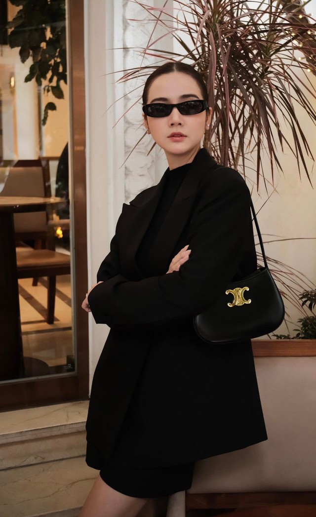 Phong cách gợi cảm của ‘nữ tổng tài’ màn ảnh nhỏ Phong cách gợi cảm của Huyền Lizzie: Nữ tổng tài thời trang hiện đại - Ảnh 2.