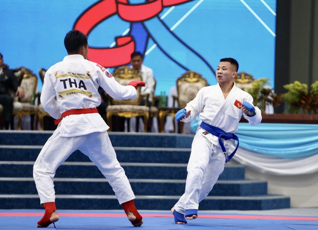 Võ sĩ 'tí hon' Đào Hồng Sơn bị VĐV Thái Lan lừng lững đấm sưng mắt: Ký ức thật khó quên- Ảnh 2. Võ sĩ 'tí hon' Đào Hồng Sơn bị VĐV Thái Lan lừng lững đấm sưng mắt: Ký ức thật khó quên- Ảnh 2.