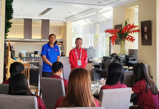 Trưởng đoàn Nguyễn Hồng Minh: ‘Đội tuyển nữ Việt Nam hãy quên những điều chưa như ý, quyết thắng Myanmar’- Ảnh 2.