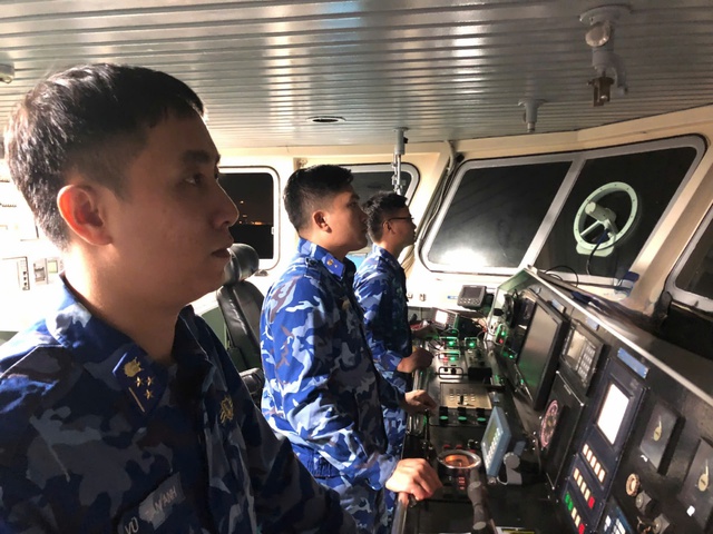 Cứu 7 ngư dân trên tàu cá bị chìm trên biển Hà Tĩnh - Ảnh 1.