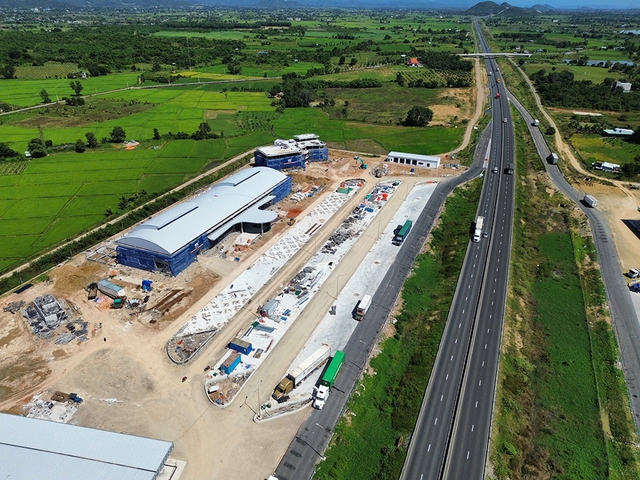 Trạm dừng nghỉ chạy đua tiến độ- Ảnh 1. Trạm dừng nghỉ chạy đua tiến độ- Ảnh 1.