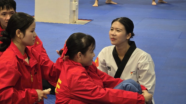 Ch&acirc;u Tuyết V&acirc;n đưa bố mẹ đến Bangkok cổ vũ taekwondo 'mở h&agrave;ng' v&agrave;ng SEA Games: Hồi hộp&hellip;- Ảnh 2.