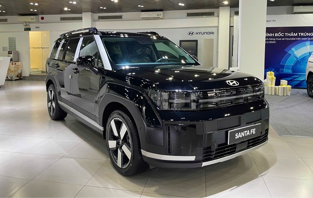 Hyundai Santa Fe Hybrid vừa tung ra thị trường Việt Nam chưa lâu cũng gia nhập cuộc đua giảm giá. Ảnh: Nguyễn Duy