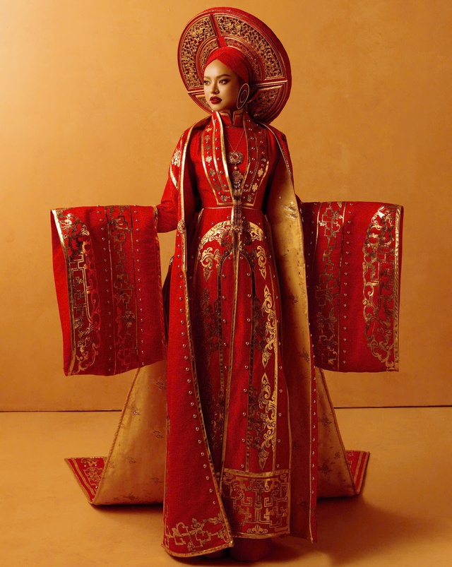 Thời trang hậu Ấn Kim Hoa: Di sản văn hóa Việt Nam trong Miss Charm 2025 - Ảnh 2. Thời trang hậu Ấn Kim Hoa: Di sản văn hóa Việt Nam trong Miss Charm 2025 - Ảnh 2.