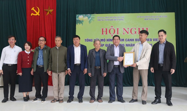 Trao giấy chứng nhận VietGAP cho hộ dân trồng bưởi xã Mê Linh- Ảnh 1. Trao giấy chứng nhận VietGAP cho hộ dân trồng bưởi xã Mê Linh- Ảnh 1.