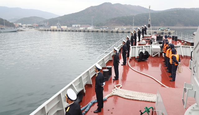 Tàu hộ vệ tên lửa 015 Trần Hưng Đạo cập cảng Jinhae, bắt đầu thăm Hàn Quốc - Ảnh 1.