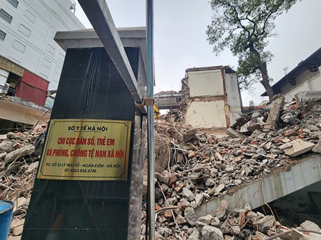 Phá dỡ công trình phục vụ dự án quảng trường, công viên cạnh hồ Hoàn Kiếm - Ảnh 1.