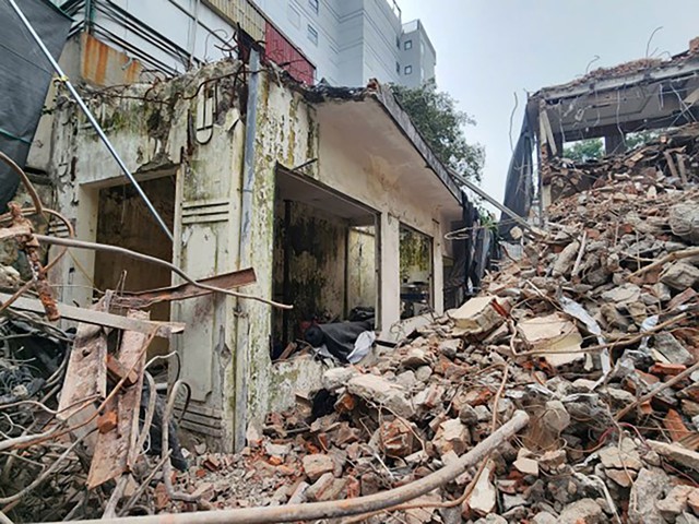 Phá dỡ công trình phục vụ dự án quảng trường, công viên cạnh hồ Hoàn Kiếm - Ảnh 2.