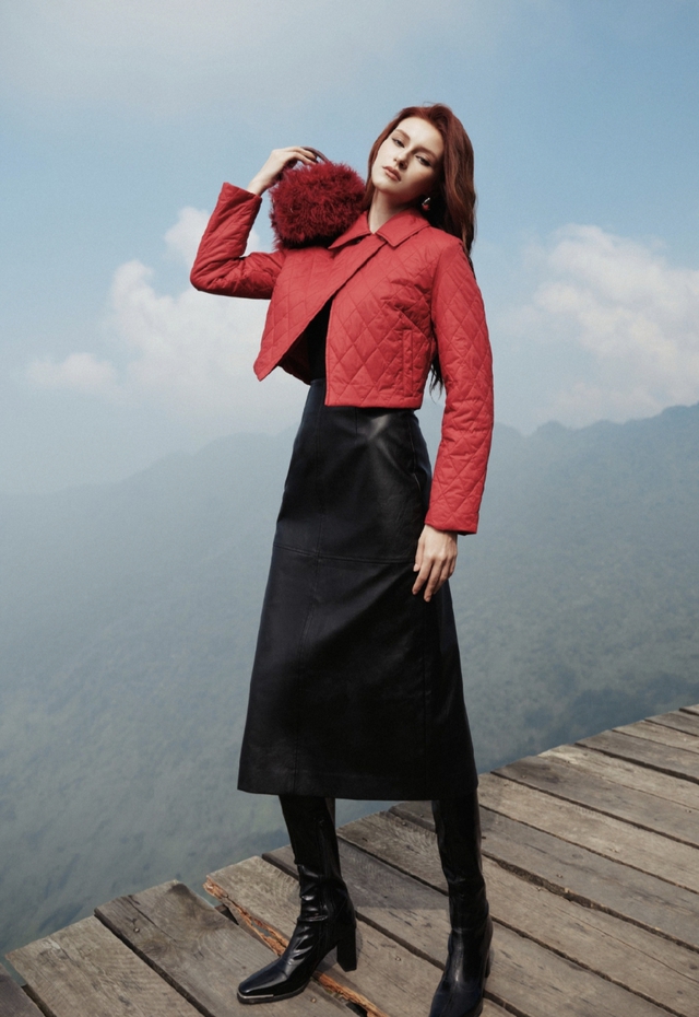 Muôn kiểu lên đồ để tỏa sáng cùng chân váy da cá tính Muôn kiểu lên đồ để tỏa sáng cùng chân váy da cá tính - Ảnh 3.