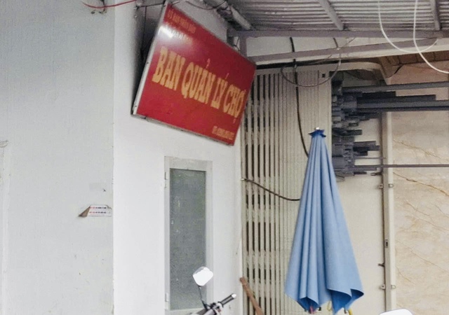 BQL chợ Đầm Dơi thu phí vệ sinh sai quy định, bị yêu cầu kiểm điểm - Ảnh 1.