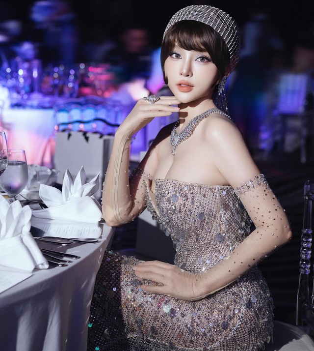 Trang phục sequin chiếm sóng mùa lễ hội, biến bạn thành tâm điểm chú ý - Ảnh 6.