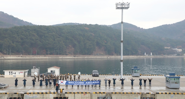 Tàu hộ vệ tên lửa 015 Trần Hưng Đạo cập cảng Jinhae, bắt đầu thăm Hàn Quốc - Ảnh 3.