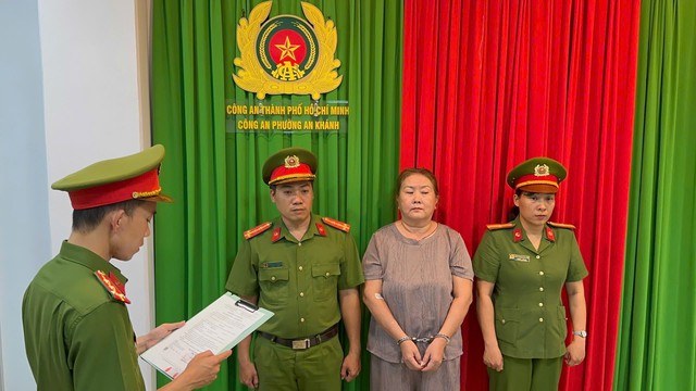 Công an TP.HCM bắt tạm giam người phụ nữ cho đổ chất thải lên đất của mình- Ảnh 1.