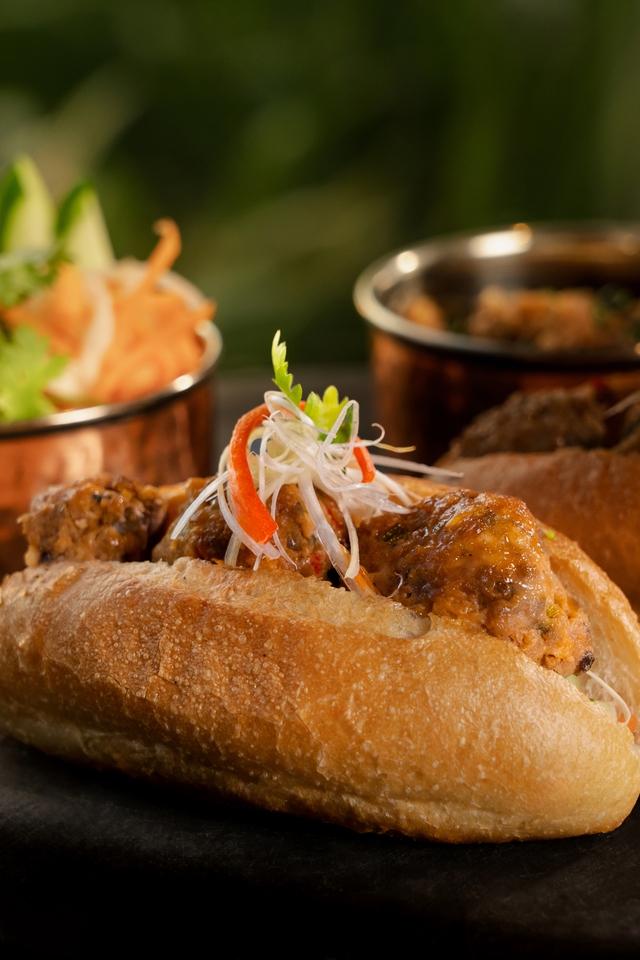 Bánh mì cá trích, bánh cua, bò tơ Củ Chi..., món ngon nhìn muốn ăn ngay- Ảnh 1. Bánh mì cá trích, bánh cua, bò tơ Củ Chi..., món ngon nhìn muốn ăn ngay- Ảnh 1.