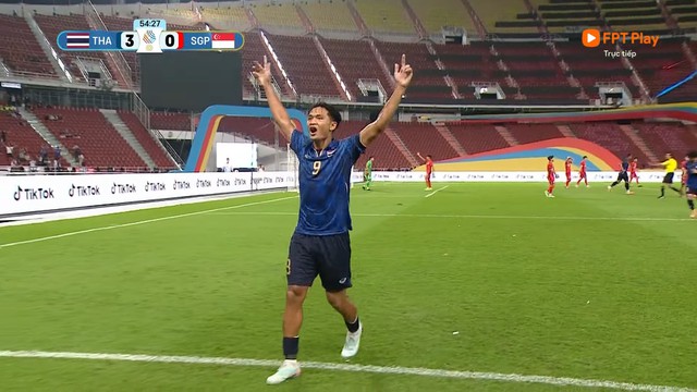 Ghi 3 bàn trong 5 phút, thắng dễ Singapore: U.23 Thái Lan tiến thẳng bán kết với ngôi đầu- Ảnh 2. Ghi 3 bàn trong 5 phút, thắng dễ Singapore: U.23 Thái Lan tiến thẳng bán kết với ngôi đầu- Ảnh 2.