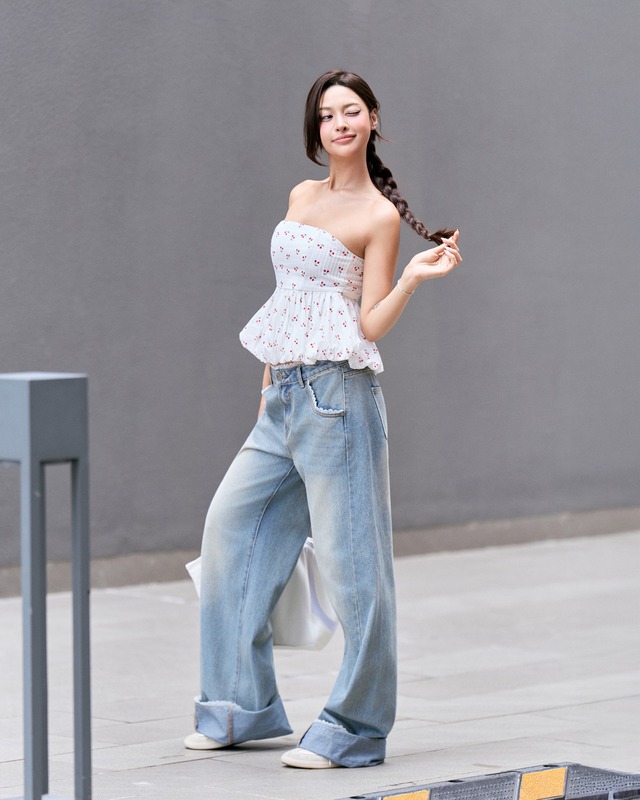 Không chỉ quần jeans xanh, sắc xanh lam, xanh ngọc bích ‘lên ngôi’ mùa xuân 2026- Ảnh 1. Không chỉ quần jeans xanh, sắc xanh lam, xanh ngọc bích ‘lên ngôi’ mùa xuân 2026- Ảnh 1.