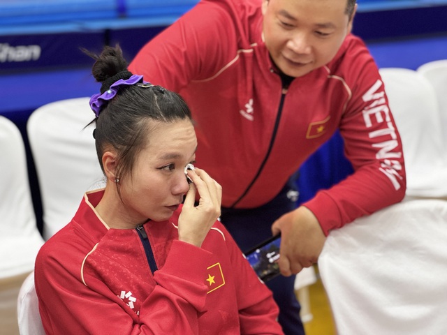 Khoảnh khắc tuyệt đẹp sau khi Philippines khiếu nại thành công, Việt Nam không được vàng: Cái ôm ấm áp! - Ảnh 1. Khoảnh khắc tuyệt đẹp sau khi Philippines khiếu nại thành công, Việt Nam không được vàng: Cái ôm ấm áp! - Ảnh 1.