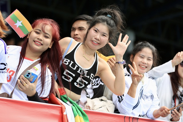 CĐV Myanmar đông khủng khiếp trên sân Chonburi, nóng rực trận sinh tử của đội tuyển nữ Việt Nam- Ảnh 13. CĐV Myanmar đông khủng khiếp trên sân Chonburi, nóng rực trận sinh tử của đội tuyển nữ Việt Nam- Ảnh 13.