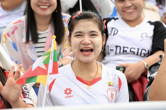 CĐV Myanmar đông khủng khiếp trên sân Chonburi, nóng rực trận sinh tử của đội tuyển nữ Việt Nam- Ảnh 18. CĐV Myanmar đông khủng khiếp trên sân Chonburi, nóng rực trận sinh tử của đội tuyển nữ Việt Nam- Ảnh 18.