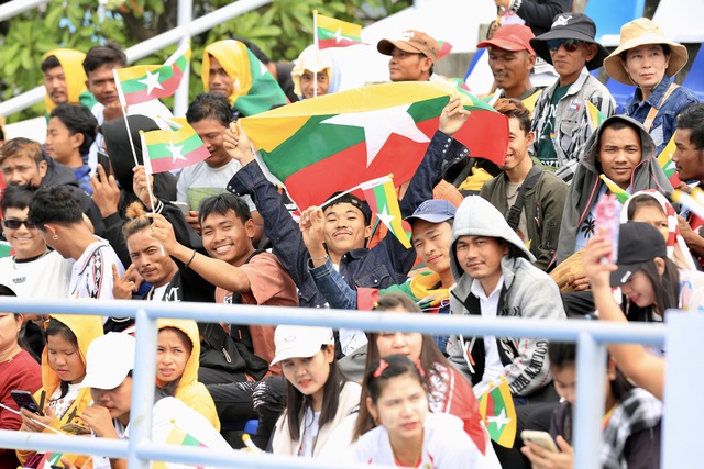 CĐV Myanmar đông khủng khiếp trên sân Chonburi, nóng rực trận sinh tử của đội tuyển nữ Việt Nam- Ảnh 8. CĐV Myanmar đông khủng khiếp trên sân Chonburi, nóng rực trận sinh tử của đội tuyển nữ Việt Nam- Ảnh 8.
