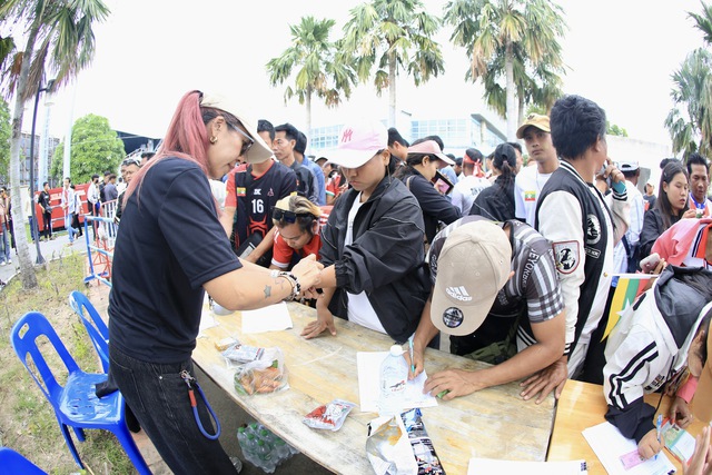 CĐV Myanmar đông khủng khiếp trên sân Chonburi, nóng rực trận sinh tử của đội tuyển nữ Việt Nam- Ảnh 7. CĐV Myanmar đông khủng khiếp trên sân Chonburi, nóng rực trận sinh tử của đội tuyển nữ Việt Nam- Ảnh 7.