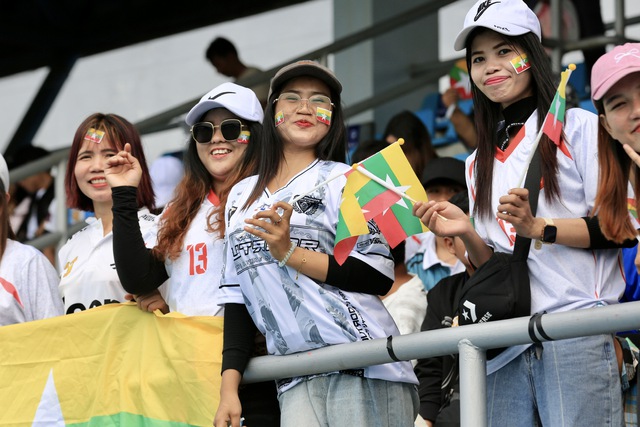 CĐV Myanmar đông khủng khiếp trên sân Chonburi, nóng rực trận sinh tử của đội tuyển nữ Việt Nam- Ảnh 4. CĐV Myanmar đông khủng khiếp trên sân Chonburi, nóng rực trận sinh tử của đội tuyển nữ Việt Nam- Ảnh 4.