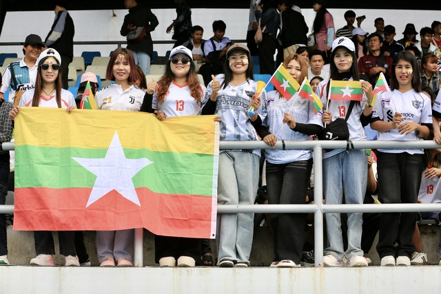 Det stora antalet Myanmar-fans på Chonburi Stadium skapade en hetsig stämning under den avgörande matchen för det vietnamesiska damlandslaget - Foto 14. CĐV Myanmar đông khủng khiếp trên sân Chonburi, nóng rực trận sinh tử của đội tuyển nữ Việt Nam- Ảnh 14.