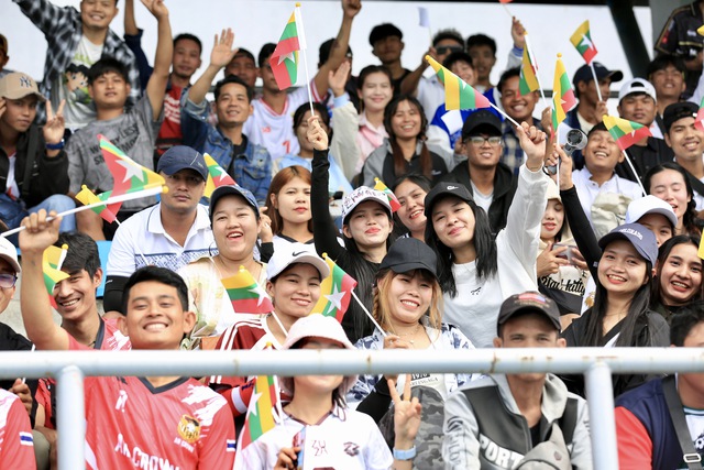 Det stora antalet Myanmar-fans på Chonburi Stadium skapade en hetsig stämning under den avgörande matchen för det vietnamesiska damlandslaget - Foto 9. CĐV Myanmar đông khủng khiếp trên sân Chonburi, nóng rực trận sinh tử của đội tuyển nữ Việt Nam- Ảnh 9.