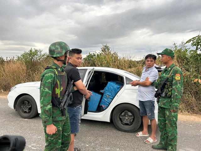 Dùng ô tô con 'ngụy trang' vận chuyển gần nửa tấn pháo lậu ở Tây Ninh - Ảnh 1.