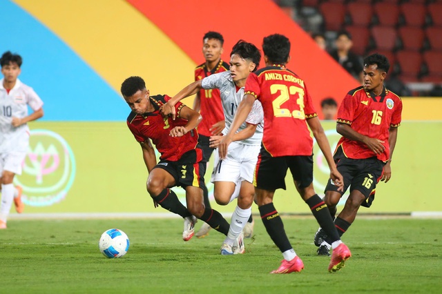 Ghi 3 bàn trong 5 phút, thắng dễ Singapore: U.23 Thái Lan tiến thẳng bán kết với ngôi đầu- Ảnh 1. Ghi 3 bàn trong 5 phút, thắng dễ Singapore: U.23 Thái Lan tiến thẳng bán kết với ngôi đầu- Ảnh 1.