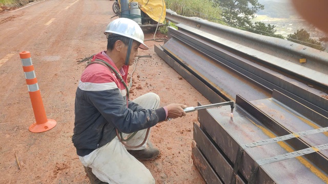 Thông xe đèo D'Ran sau 40 ngày sạt lở giúp người dân thuận tiện di chuyển - Ảnh 4.