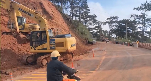 Thông xe đèo D'Ran sau 40 ngày sạt lở giúp người dân thuận tiện di chuyển - Ảnh 2.