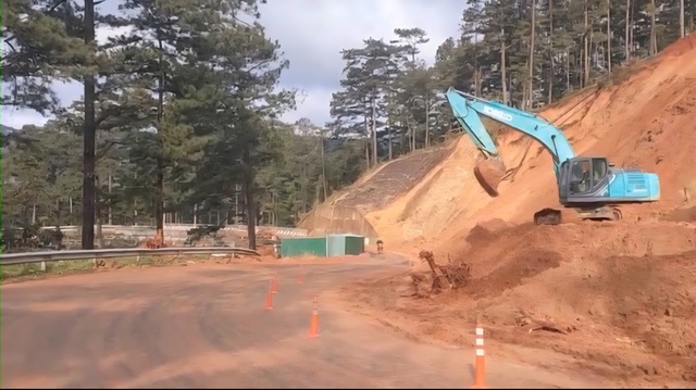 Thông xe đèo D'Ran sau 40 ngày sạt lở giúp người dân thuận tiện di chuyển - Ảnh 3.