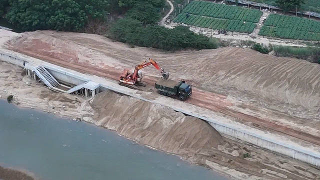 Công an điều tra việc khai thác cát trái phép tại công trình kè ở Quảng Ngãi - Ảnh 1.