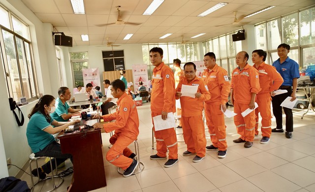 Điện lực khu vực Bình Dương hiến gần 200 đơn vị máu- Ảnh 2.