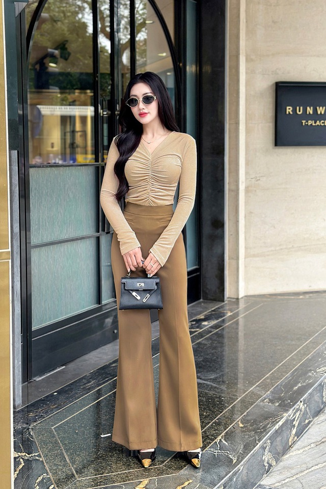 Định hình dáng chuẩn, giúp nàng 'ăn gian' chiều cao với quần ống loe- Ảnh 7. Định hình dáng chuẩn, giúp nàng 'ăn gian' chiều cao với quần ống loe- Ảnh 7.
