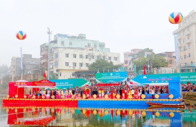 Thanh niên Việt - Trung hát đối trên sông biên giới - Ảnh 1.