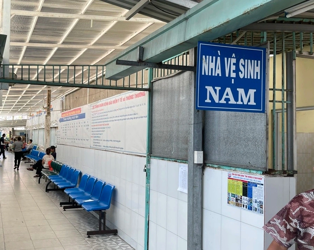 Người dân than phiền bệnh viện công thiếu bãi giữ xe, nhà vệ sinh hôi- Ảnh 2.