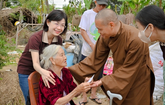Sư thầy đến vùng lũ trao 1,35 tỉ đồng: 'Mong bà con ấm lòng ngày cận tết'- Ảnh 3. Sư thầy đến vùng lũ trao 1,35 tỉ đồng: 'Mong bà con ấm lòng ngày cận tết'- Ảnh 3.