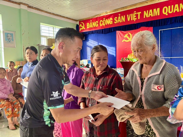 RuNam Star United cùng Báo Thanh Niên trao 410 triệu đồng cho bà con vùng lũ Khánh Hòa- Ảnh 1. RuNam Star United cùng Báo Thanh Niên trao 410 triệu đồng cho bà con vùng lũ Khánh Hòa- Ảnh 1.