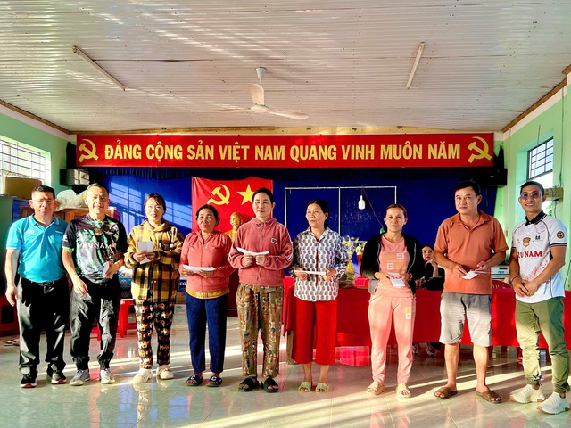 RuNam Star United cùng Báo Thanh Niên trao 410 triệu đồng cho bà con vùng lũ Khánh Hòa- Ảnh 2. RuNam Star United cùng Báo Thanh Niên trao 410 triệu đồng cho bà con vùng lũ Khánh Hòa- Ảnh 2.