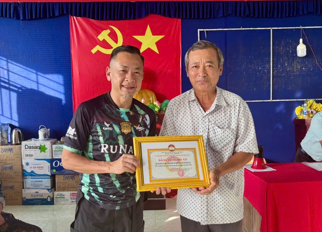 RuNam Star United cùng Báo Thanh Niên trao 410 triệu đồng cho bà con vùng lũ Khánh Hòa- Ảnh 3. RuNam Star United cùng Báo Thanh Niên trao 410 triệu đồng cho bà con vùng lũ Khánh Hòa- Ảnh 3.